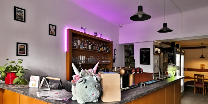Burgery i s přílohou a pivem v restauraci U Jednorožce, deskové hry k zapůjčení zdarma