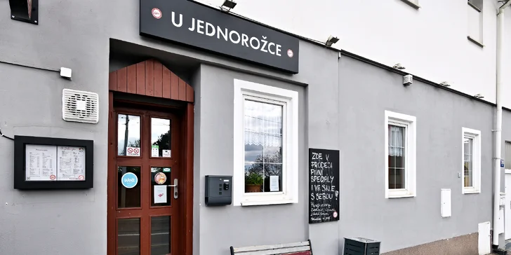 Burgery i s přílohou a pivem v restauraci U Jednorožce, deskové hry k zapůjčení zdarma