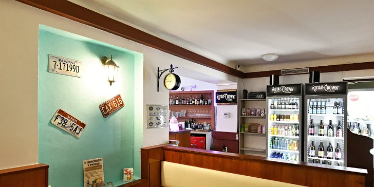 Burgery i s přílohou a pivem v restauraci U Jednorožce, deskové hry k zapůjčení zdarma