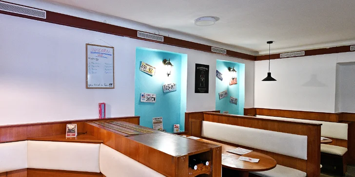 Burgery i s přílohou a pivem v restauraci U Jednorožce, deskové hry k zapůjčení zdarma
