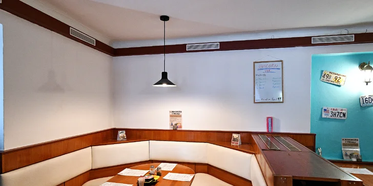 Burgery i s přílohou a pivem v restauraci U Jednorožce, deskové hry k zapůjčení zdarma