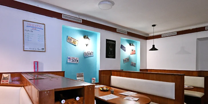 Burgery i s přílohou a pivem v restauraci U Jednorožce, deskové hry k zapůjčení zdarma