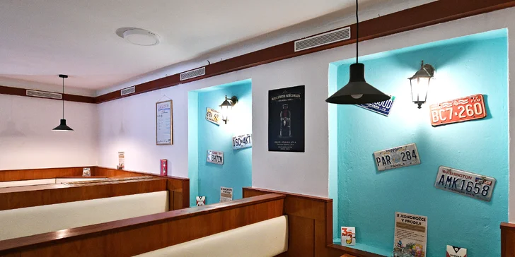 Burgery i s přílohou a pivem v restauraci U Jednorožce, deskové hry k zapůjčení zdarma