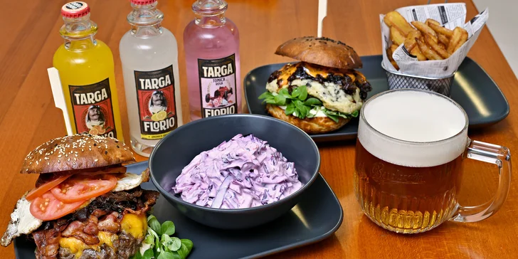 Burgery i s přílohou a pivem v restauraci U Jednorožce, deskové hry k zapůjčení zdarma