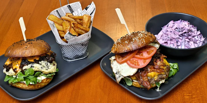 Burgery i s přílohou a pivem v restauraci U Jednorožce, deskové hry k zapůjčení zdarma
