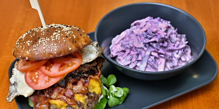 Burgery i s přílohou a pivem v restauraci U Jednorožce, deskové hry k zapůjčení zdarma