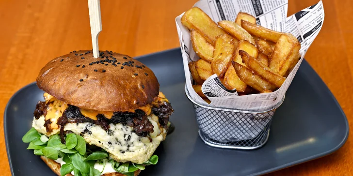 Burgery i s přílohou a pivem v restauraci U Jednorožce, deskové hry k zapůjčení zdarma