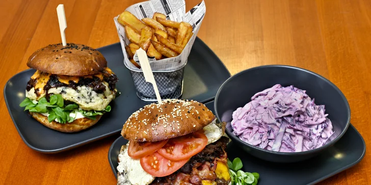 Burgery i s přílohou a pivem v restauraci U Jednorožce, deskové hry k zapůjčení zdarma