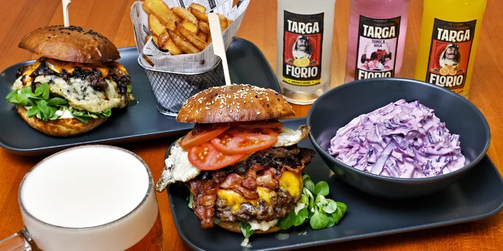 Burgery i s přílohou a pivem v restauraci U Jednorožce, deskové hry k zapůjčení zdarma