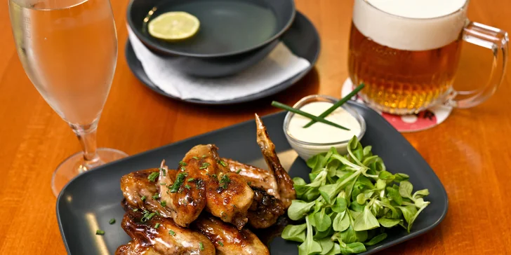 Křídla na medu či BBQ omáčce 400–800 g plus pivo nebo nealko, deskové hry k vypůjčení zdarma