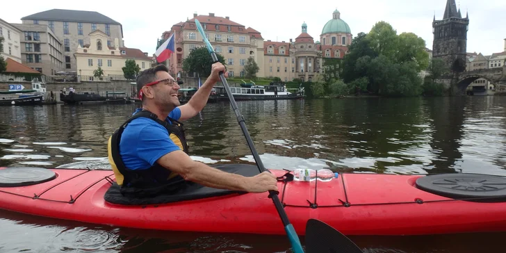 Zažijte historickou Prahu z vody: 3hodinový výlet na kajaku na Vltavě pro 1 i 2 osoby