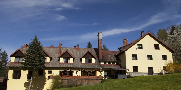 Pohoda u jezera mezi lesy: dovolená v resortu Złoty Potok, chatka nebo pokoj, spousta atrakcí