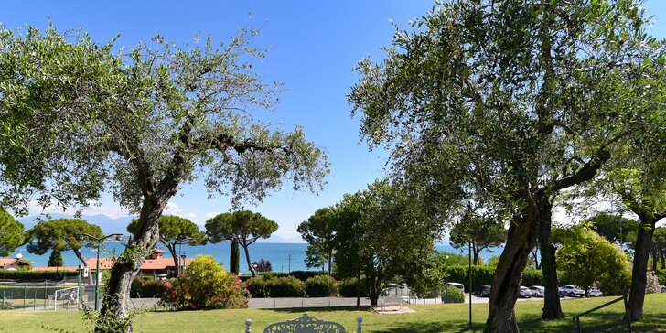 Lago di Garda: 4* hotel s bazénem hned u jezera, láhev vína a extra slevy pro delší pobyty