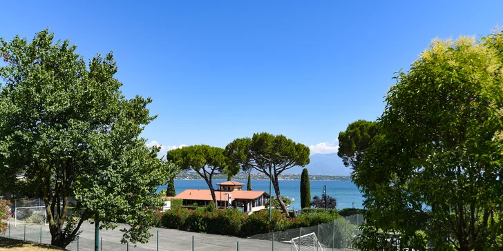 Lago di Garda: 4* hotel s bazénem hned u jezera, láhev vína a extra slevy pro delší pobyty