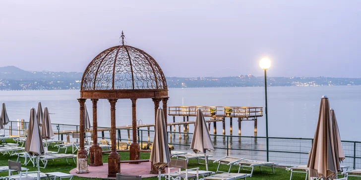 Lago di Garda: 4* hotel s bazénem hned u jezera, láhev vína a extra slevy pro delší pobyty