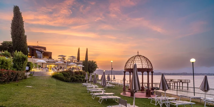 Lago di Garda: 4* hotel s bazénem hned u jezera, láhev vína a extra slevy pro delší pobyty