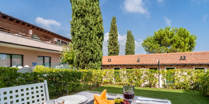 Lago di Garda: 4* hotel s bazénem hned u jezera, láhev vína a extra slevy pro delší pobyty