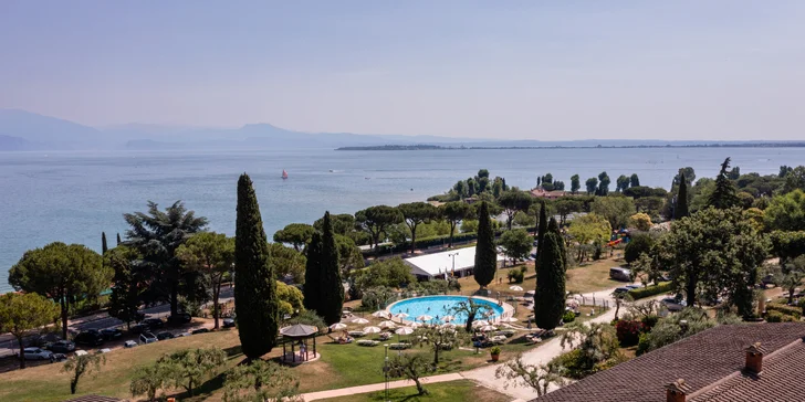 Lago di Garda: 4* hotel s bazénem hned u jezera, láhev vína a extra slevy pro delší pobyty