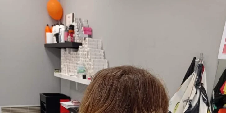 Kadeřnické balíčky s melírem pro všechny délky vlasů: střih, styling, melír