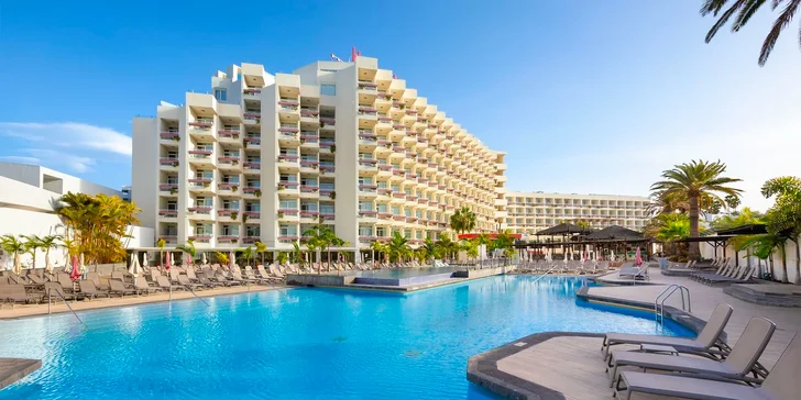 Letecky na Tenerife: pobyt v 4* hotelu s polopenzí nebo all inclusive, pláž 50 m od hotelu, bazén
