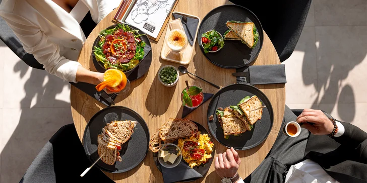 Brunch v designové kavárně: míchaná vajíčka, ovesná kaše, sendviče i nápoj
