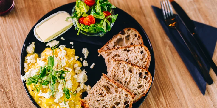 Brunch v designové kavárně: míchaná vajíčka, ovesná kaše, sendviče i nápoj