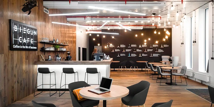 Brunch v designové kavárně: míchaná vajíčka, ovesná kaše, sendviče i nápoj