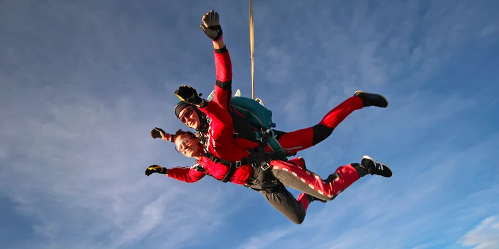 Tandemový seskok z vrtulníku z výšky až 4000 m pro 1 osobu