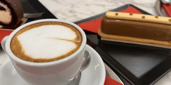 Káva a zákusek pro 1 či 2 osoby: eclair s čokoládou a karamelem i roláda Chantilly