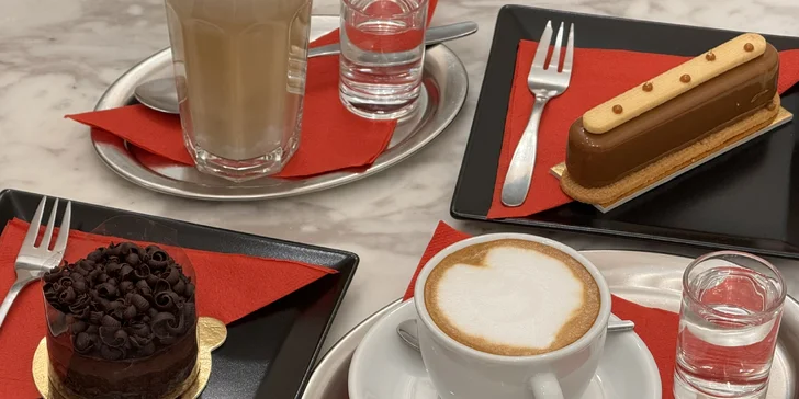 Káva a zákusek pro 1 či 2 osoby: eclair s čokoládou a karamelem i roláda Chantilly