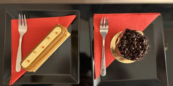 Káva a zákusek pro 1 či 2 osoby: eclair s čokoládou a karamelem i roláda Chantilly