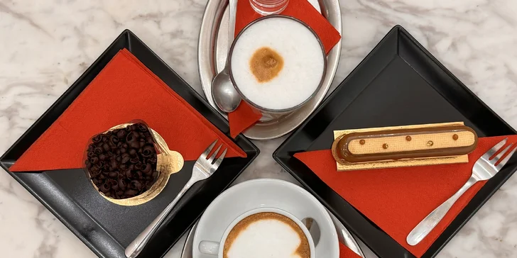 Káva a zákusek pro 1 či 2 osoby: eclair s čokoládou a karamelem i roláda Chantilly