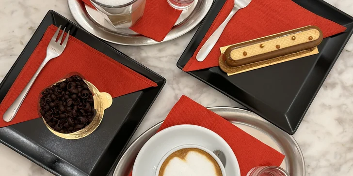 Káva a zákusek pro 1 či 2 osoby: eclair s čokoládou a karamelem i roláda Chantilly