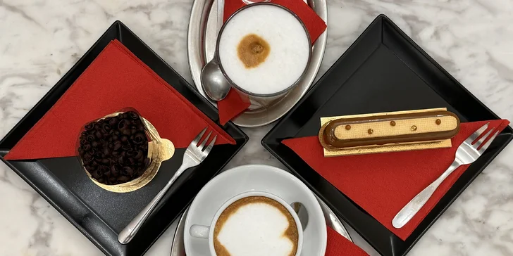 Káva a zákusek pro 1 či 2 osoby: eclair s čokoládou a karamelem i roláda Chantilly