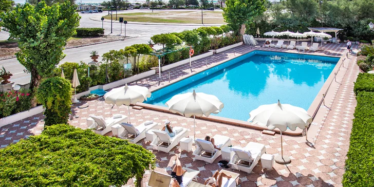 5* Grand Hotel Rimini: poloha hned u pláže, bazén, italské snídaně a úžasná atmosféra