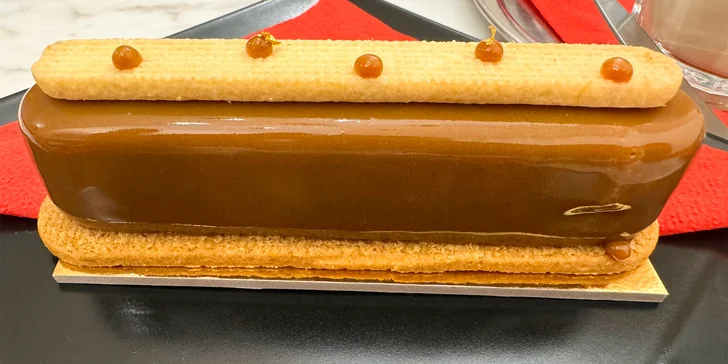 Káva a zákusek pro 1 či 2 osoby: eclair s čokoládou a karamelem i roláda Chantilly
