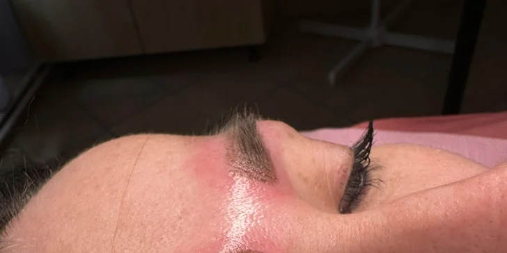 Permanentní make-up: kontura a stínování rtů, microblading a microshading obočí