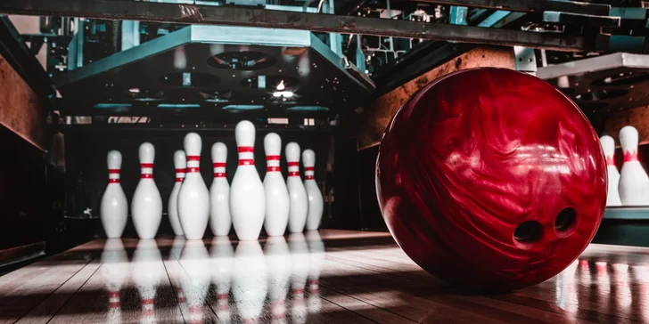 1 nebo 2 hodiny bowlingu až pro 8 hráčů i grilovaná kuřata