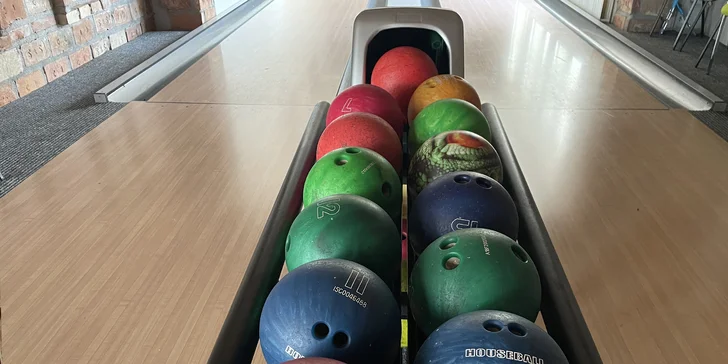 1 nebo 2 hodiny bowlingu až pro 8 hráčů i grilovaná kuřata