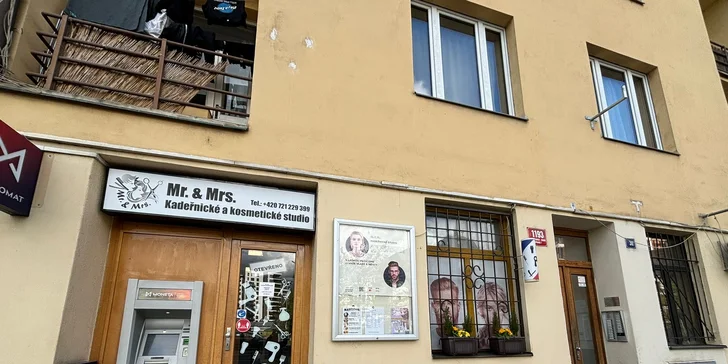 Permanentní make-up horních očních linek, rtů či obočí pudrovou metodou