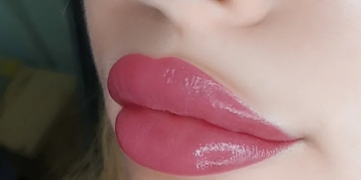 Permanentní make-up horních očních linek, rtů či obočí pudrovou metodou