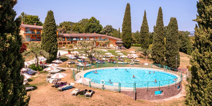Lago di Garda: 4* hotel s bazénem hned u jezera, láhev vína a extra slevy pro delší pobyty