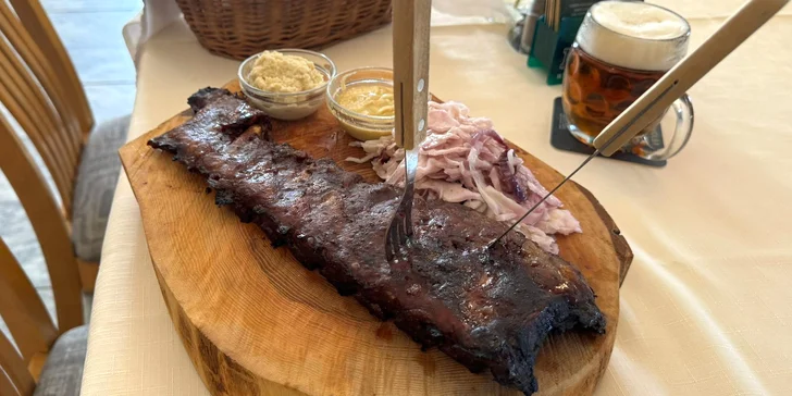 Pořádná bašta: žebra o váze 500 g, pečivo, hořčice a křen