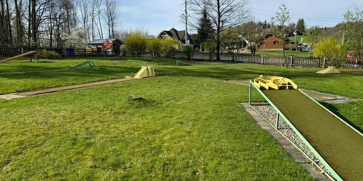 Hodina hry minigolfu na venkovním hřišti s 18 jamkami pro 1 či 2 osoby