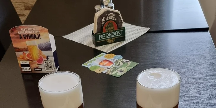 Domácí utopenci s chlebem a čepované pivo Radegast pro 2 nebo 4 osoby