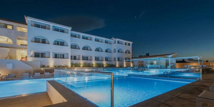 Letecky na Zakynthos: 5* hotel Azure Resort s all inclusive, bazénem a animačním programem