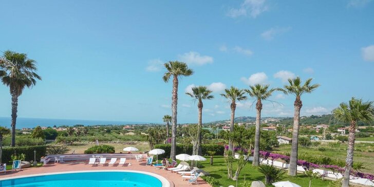Letecky na Kalábrii: 8 dní ve 3* hotelu Residence Costa Azzurra s polopenzí