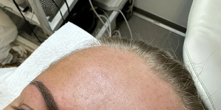 Permanentní make-up: vláskování nebo stínování obočí včetně korekce