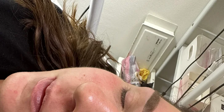 Permanentní make-up: vláskování nebo stínování obočí včetně korekce