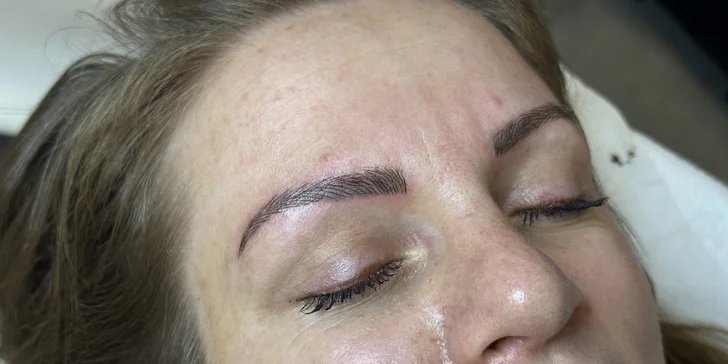 Permanentní make-up: vláskování nebo stínování obočí včetně korekce
